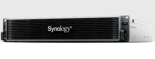 Frontansicht eines Synology-Rack-Mount-NAS-Servers mit schwarzem Gittergesicht und silbernem Gehäuse, gezeigt auf weißem Hintergrund.