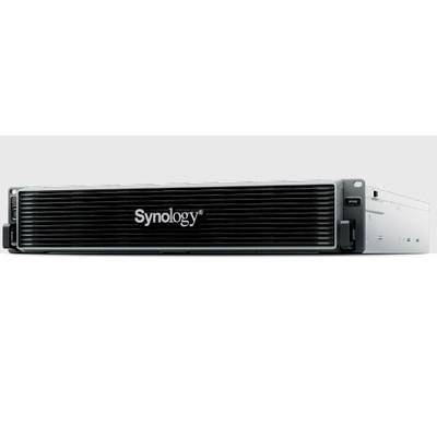 Frontansicht eines Synology-Rack-Mount-NAS-Servers mit schwarzem Gittergesicht und silbernem Gehäuse, gezeigt auf weißem Hintergrund.