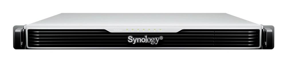 Vorderansicht eines Synology-Rack-Mount-Speicherservers mit schwarzem Gitter und Anzeigelichtern auf einem silbernen Gehäuse.