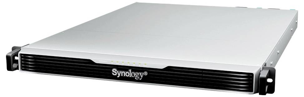 Synology Rack-Mount-NAS-Server mit silbernem Metallgehäuse und schwarzem Frontgitter, dargestellt in einer Vorderansicht-Linkswinkelansicht.