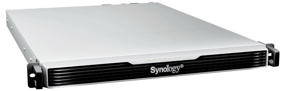 Frontansicht eines Synology-Rack-Netzwerkspeichergeräts mit silbernem Gehäuse, schwarzem Gitter und Rack-Ohren.