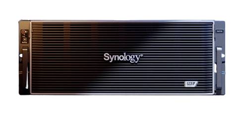 Vorderansicht eines Synology-Rack-Mount-Speichergeräts mit schwarzem Lüftungsgitter, zentriertem Logo und "RS"-Abzeichen in der unteren rechten Ecke.