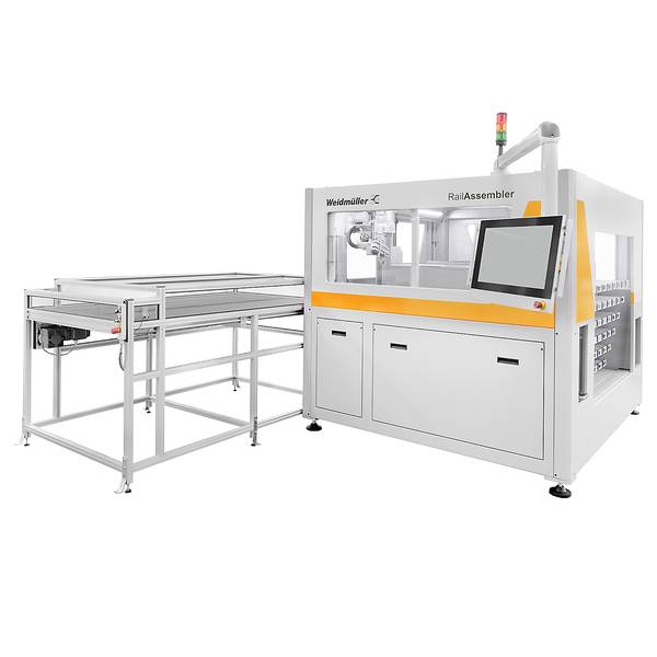 Industrielle automatisierte Maschine mit Förderband und Bedienbildschirm, beschriftet mit „Heidmiller" und „RailAssembler", auf weißem Hintergrund dargestellt.