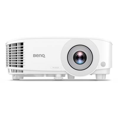 Weißer BenQ WXGA-Projektor in Vorderansicht gezeigt, mit zentriertem Objektiv und Lüftungsgitter auf der linken Seite.