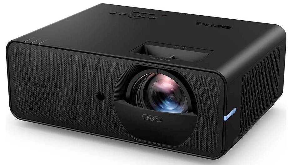 Schwarzer BenQ 1080p-Projektor in Schrägansicht gezeigt, mit Objektiv an der Vorderseite und Steuertasten oben.
