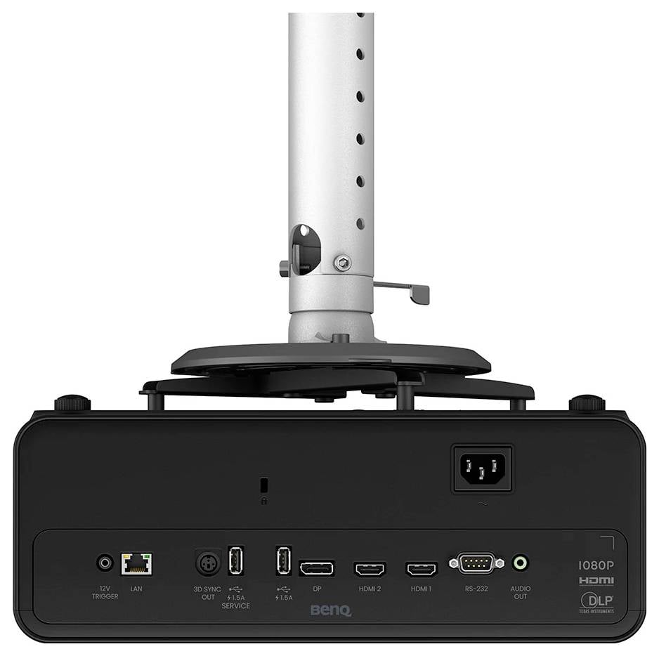 Rückansicht eines BenQ-Projektors mit Montagestange, Belüftung, Stromeingabe, LAN-, USB-, HDMI- und Audioanschlüssen.