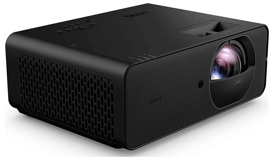 Schwarzer Projektor im BenQ-Stil in Schrägansicht gezeigt, mit sichtbarem Objektiv auf der Vorderseite rechts und Lüftungsgitter auf der linken Seite.