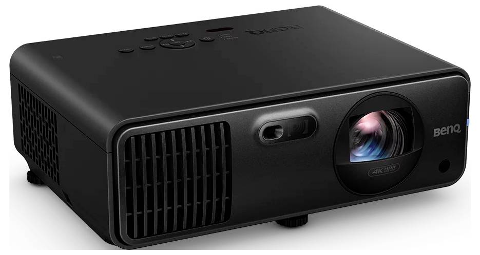 Schwarzer BenQ-Projektor von vorne-links dargestellt, mit sichtbarem Objektiv, Lüftungsgitter und oberen Bedienelementen auf weißem Hintergrund.