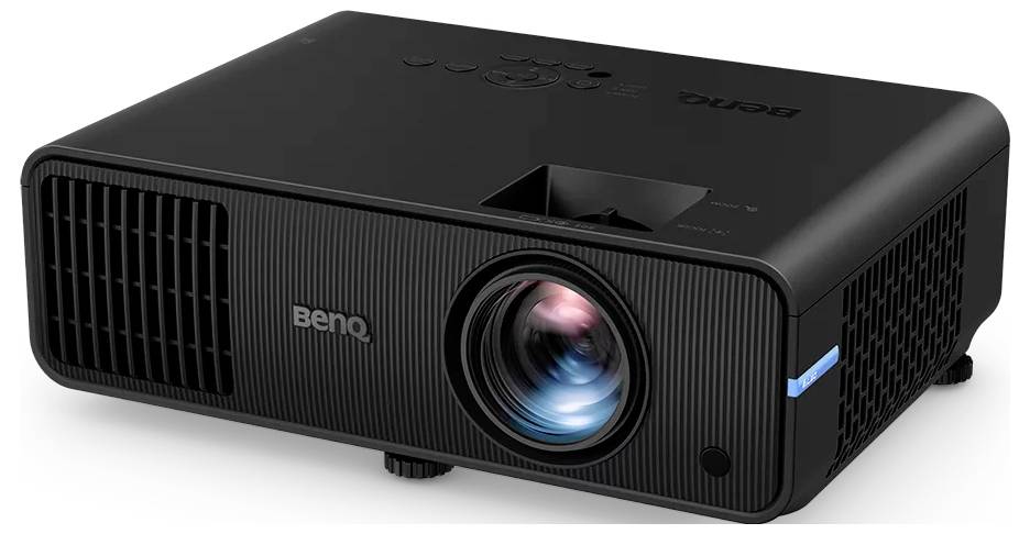 Schwarzer BenQ-Projektor auf weißem Hintergrund, von vorne links gezeigt mit sichtbarem Objektiv und Lüftungsgitter.