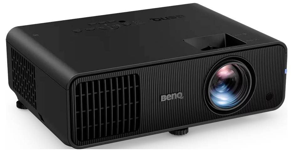Schwarzer BenQ-Projektor von vorne-links gezeigt, mit Linse, Lüftungsgitter und kompaktem rechteckigem Gehäuse auf weißem Hintergrund.
