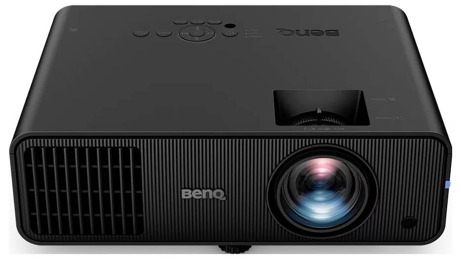 Frontansicht eines BenQ-Projektors mit Objektiv auf der rechten Seite, Kühlungsöffnung auf der linken Seite und Steuertasten oben.