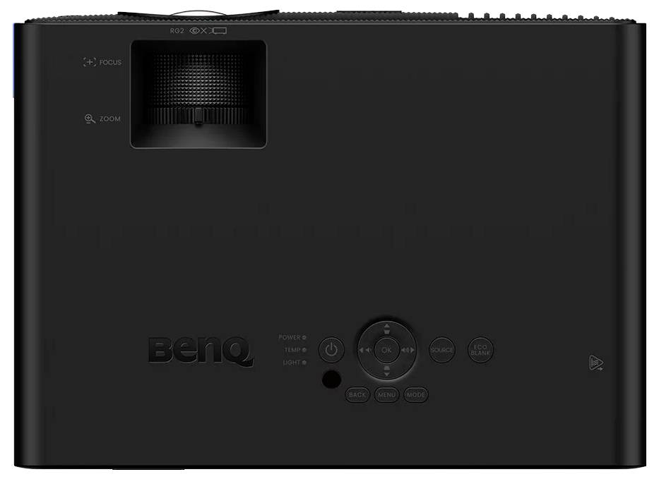 Draufsicht eines schwarzen BenQ-Projektors mit Linsenfenster, Kontrolltasten und Schärfe-/Zoomanzeigeblöcken.