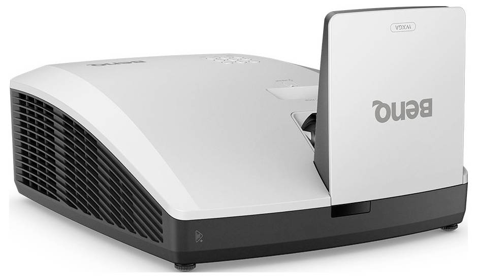 Ein BenQ Heimkino-Projektor mit großem gewölbtem Linsenrahmen und weißem Seitenpaneel, gezeigt auf weißem Hintergrund.