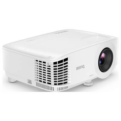 Weißer BenQ-Projektor in Schrägansicht, mit vorderer Lüftungsgitter und prominentem Objektiv auf der rechten Seite.