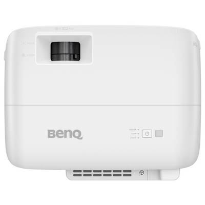 Weißer BenQ-Projektor von vorne betrachtet, mit eingelassenem Objektiv oben und Ein-/Ausschalter sowie Statusanzeigen unten rechts.