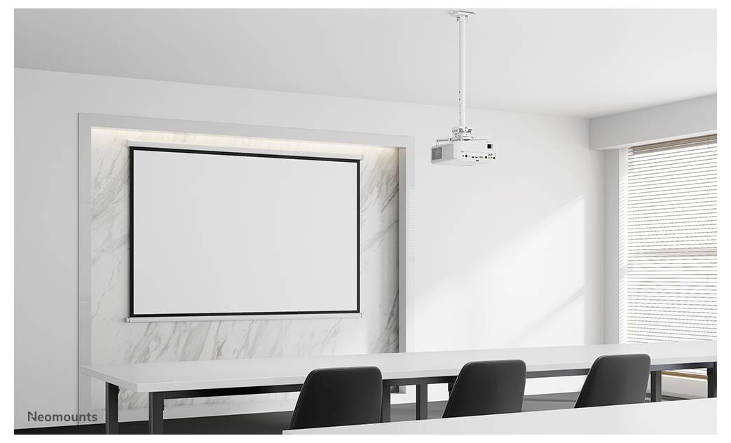 Moderner Konferenzraum mit großer leerer Projektionsfläche, langem Tisch, schwarzen Stühlen, an der Decke montiertem Beamer und Fensterjalousien.