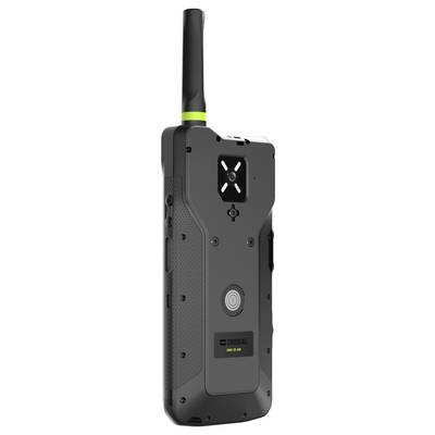 Rückansicht eines robusten schwarzen tragbaren Geräts mit einer hohen Antenne, neongrünem Akzent, kameraähnlicher Halterung und kreisförmigem Sensor oder Knopf.
