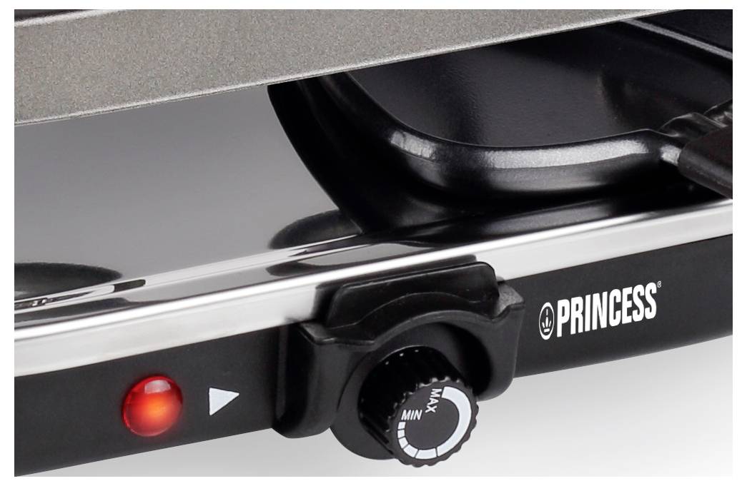 Nahaufnahme eines Bedienfelds einer Princess-Elektrogrill- oder Kochplatte mit einer leuchtenden roten Betriebsleuchte und einem einstellbaren Temperaturregler.