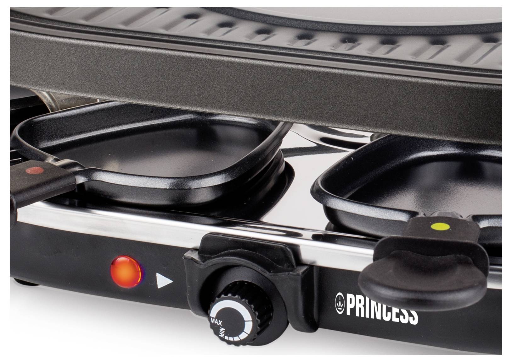 Nahaufnahme eines Princess Elektrogrills mit zwei Kochplatten, einer roten Betriebsanzeigeleuchte und einem Temperaturregler an der Vorderseite.