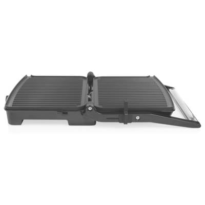 Schwarzer elektrischer Grill mit zwei gerillten Kochplatten und einer verscharnierter, nach rechts geneigter Seite auf weißem Hintergrund.