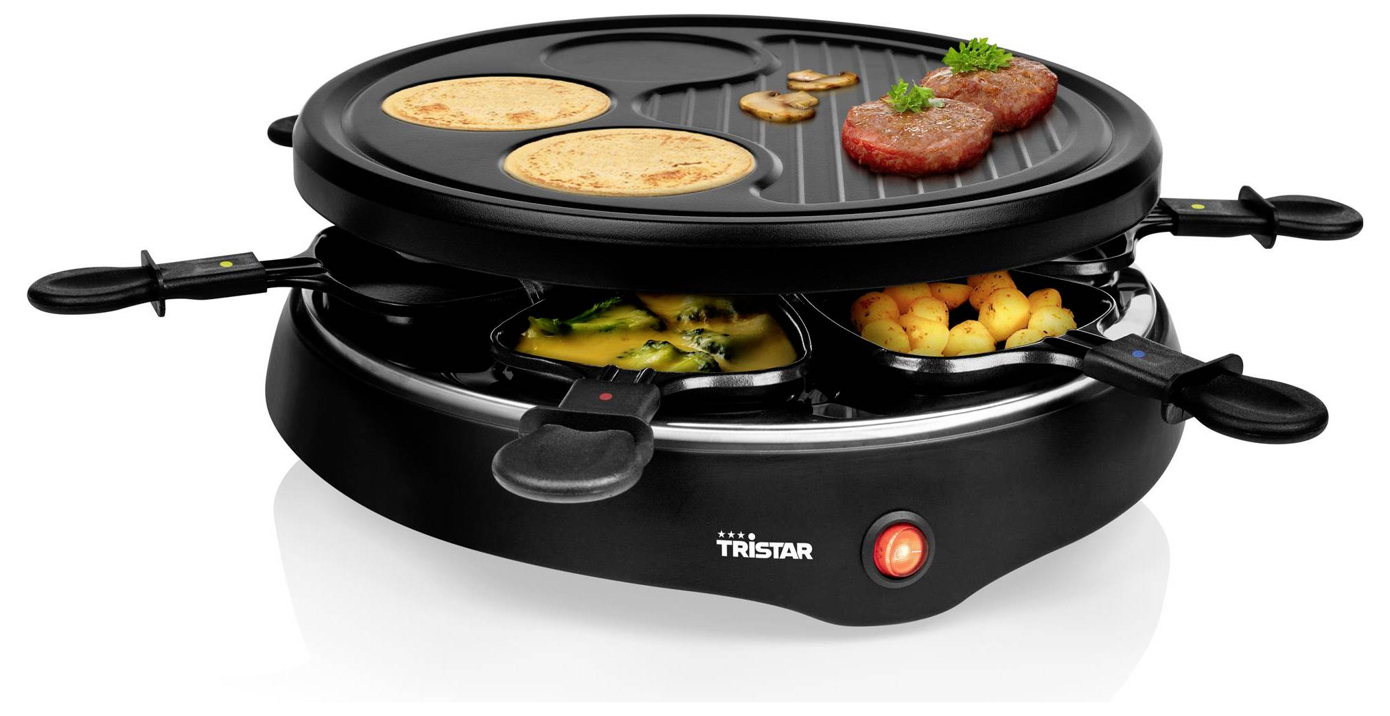 Schwarzer Tristar Elektrogrill für Raclette mit runder Heizplatte, zwei crêpe-ähnliche Pfannkuchen, ein Steak und kleine Beilagen in unteren Pfannen