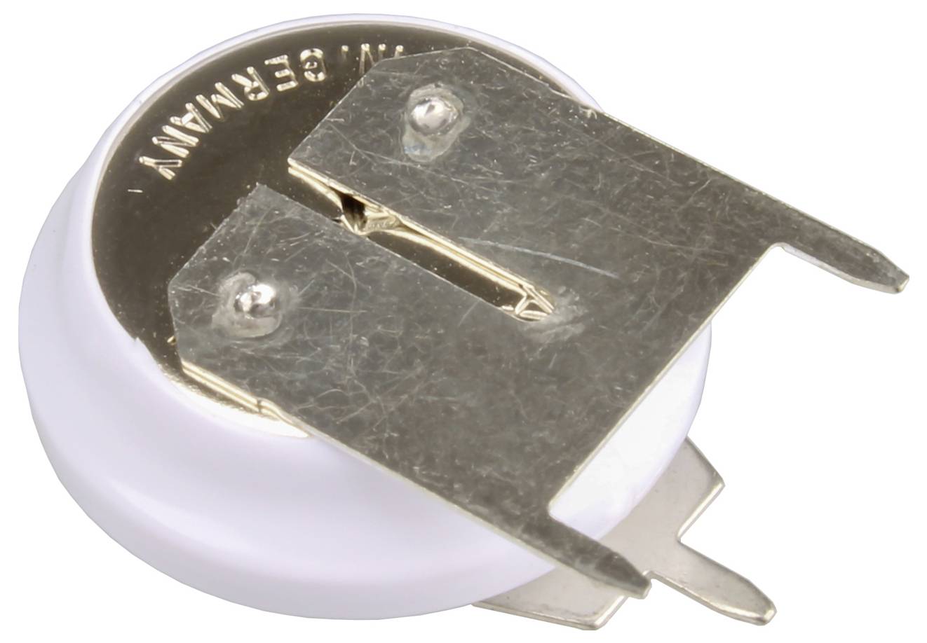 Nahaufnahme einer Knopfzellenbatterie mit einem angebrachten Metallklipverbinder auf weißem Hintergrund.