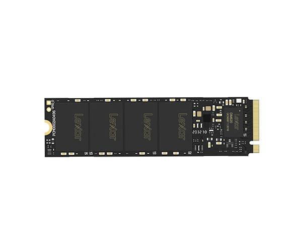 Schwarze Lexar NVMe M.2 SSD in Vorderansicht auf weißem Hintergrund, mit goldener Steckerleiste und sichtbaren Controller-Chips.