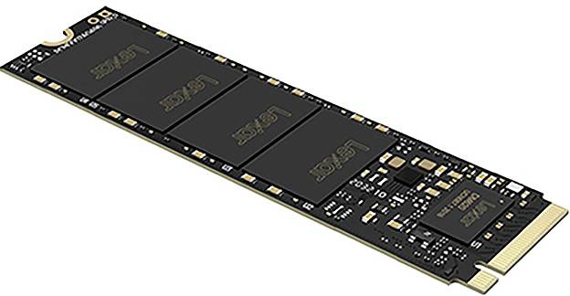 M.2-Solid-State-Drive mit schwarzem Leiterplatte und vergoldetem Steckerkontakt, in schräger Ansicht auf weißem Hintergrund dargestellt.