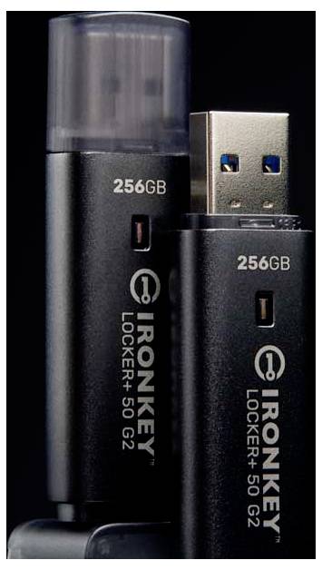 Zwei schwarze IronKey-USB-Speichersticks mit den Beschriftungen „256GB" und „LOCKER+ 50 G2" stehen aufrecht vor dunklem Hintergrund.