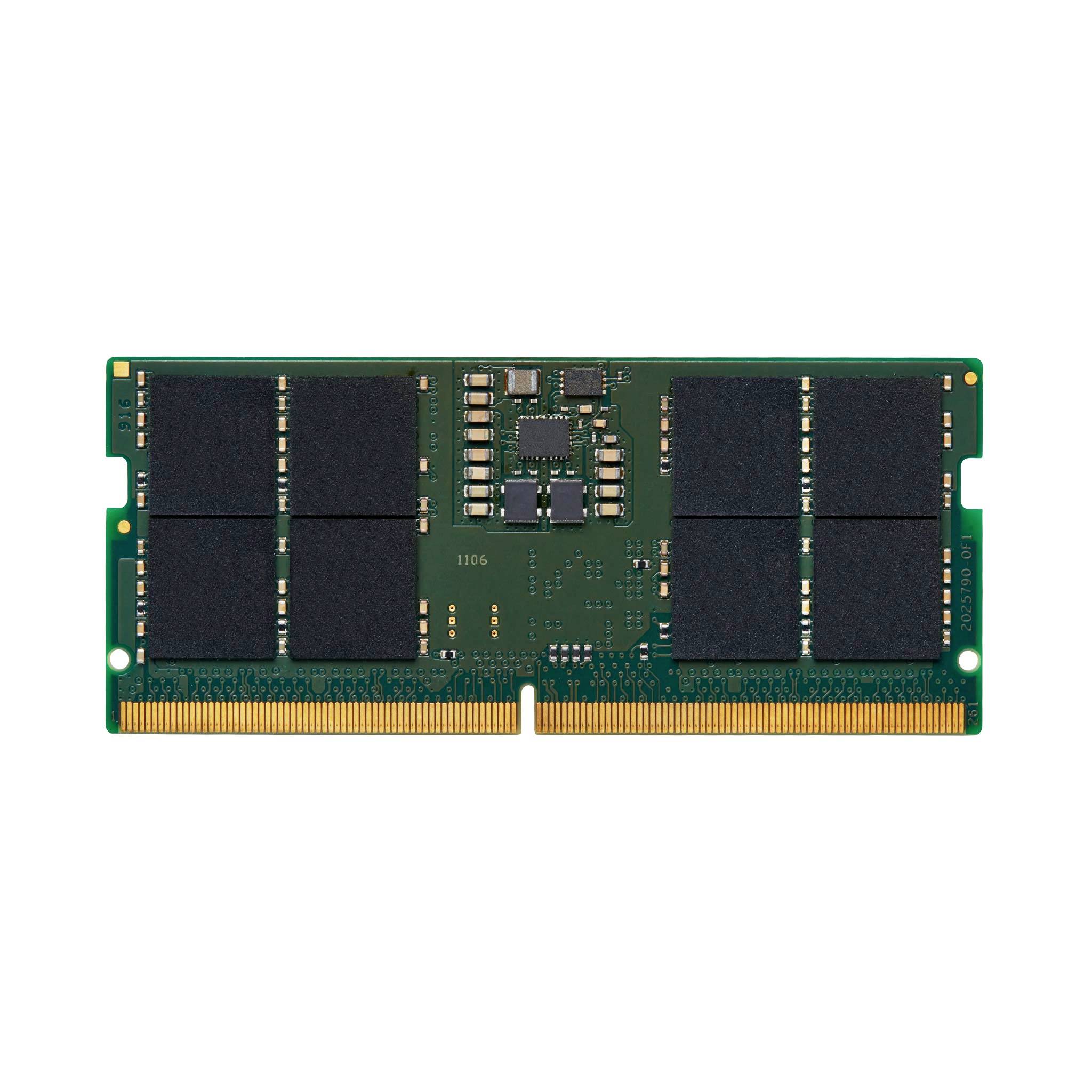 Grünes Computerspeichermodul mit schwarzen Chips und goldenen Steckerkontakten auf weißem Hintergrund.