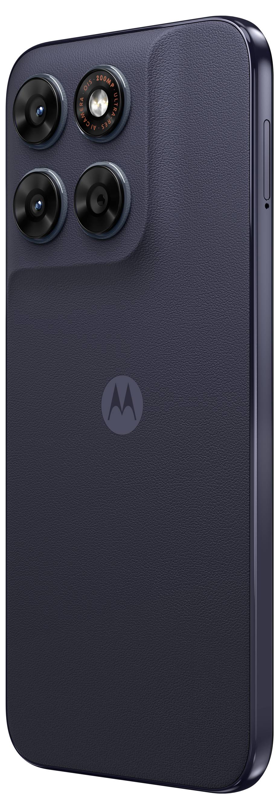 Rückseite eines dunklen Motorola-Smartphones mit einem quadratischen Triple-Kamera-Modul und zentriertem Motorola-Logo.