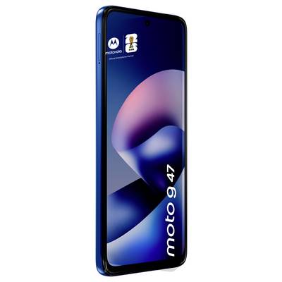 Motorola Moto G 47 Smartphone in blauem Finish dargestellt, Vorderansicht mit abstraktem blauem und rosa Hintergrund und „moto g 47" Branding auf dem Bildschirm.