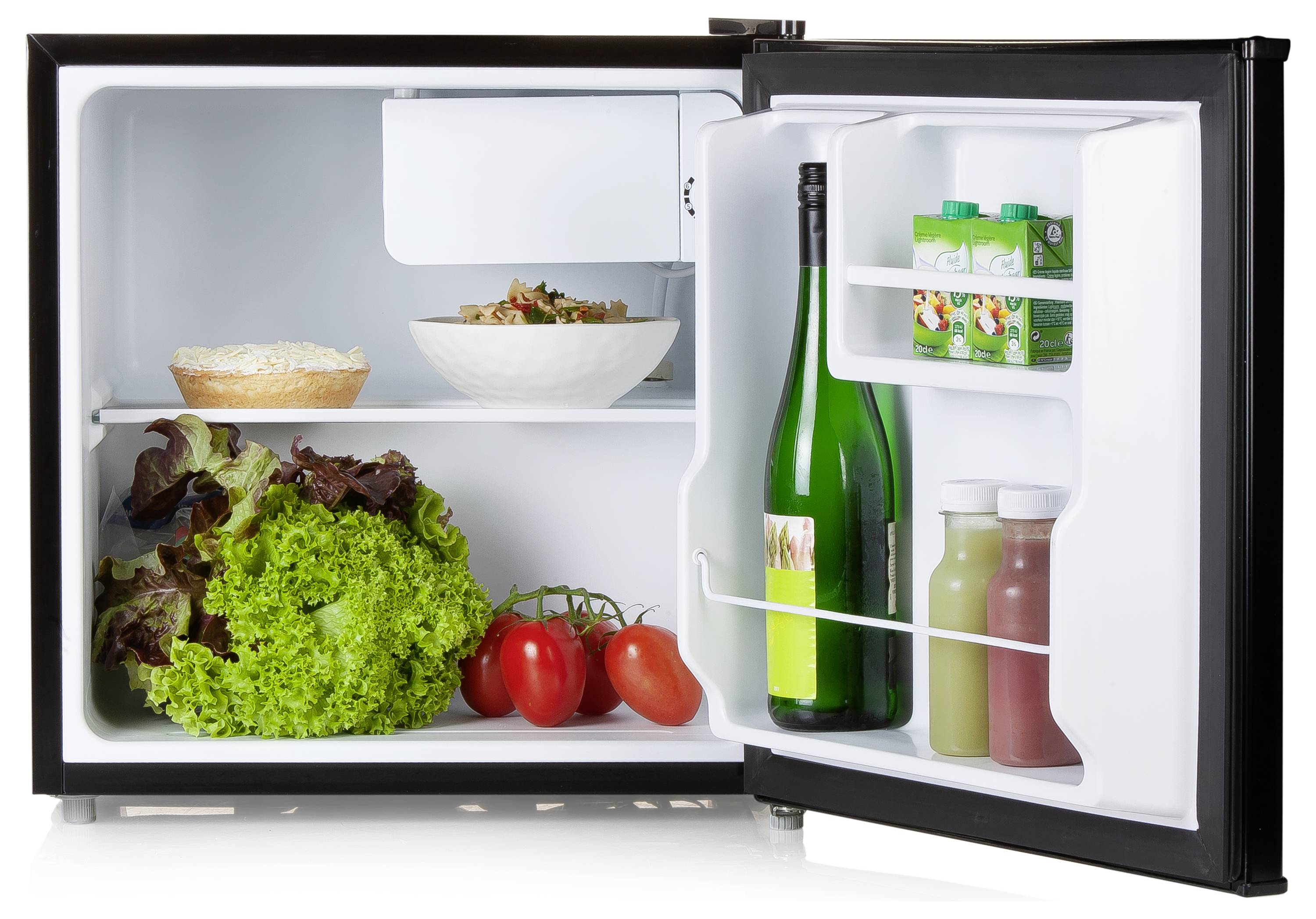 Mini-Kühlschrank offen mit Lebensmitteln und Getränken: Kopfsalat, Tomaten, Kuchen, Salatschüssel, Weinflasche, Saftkartons und Flaschen auf den Türregalen.