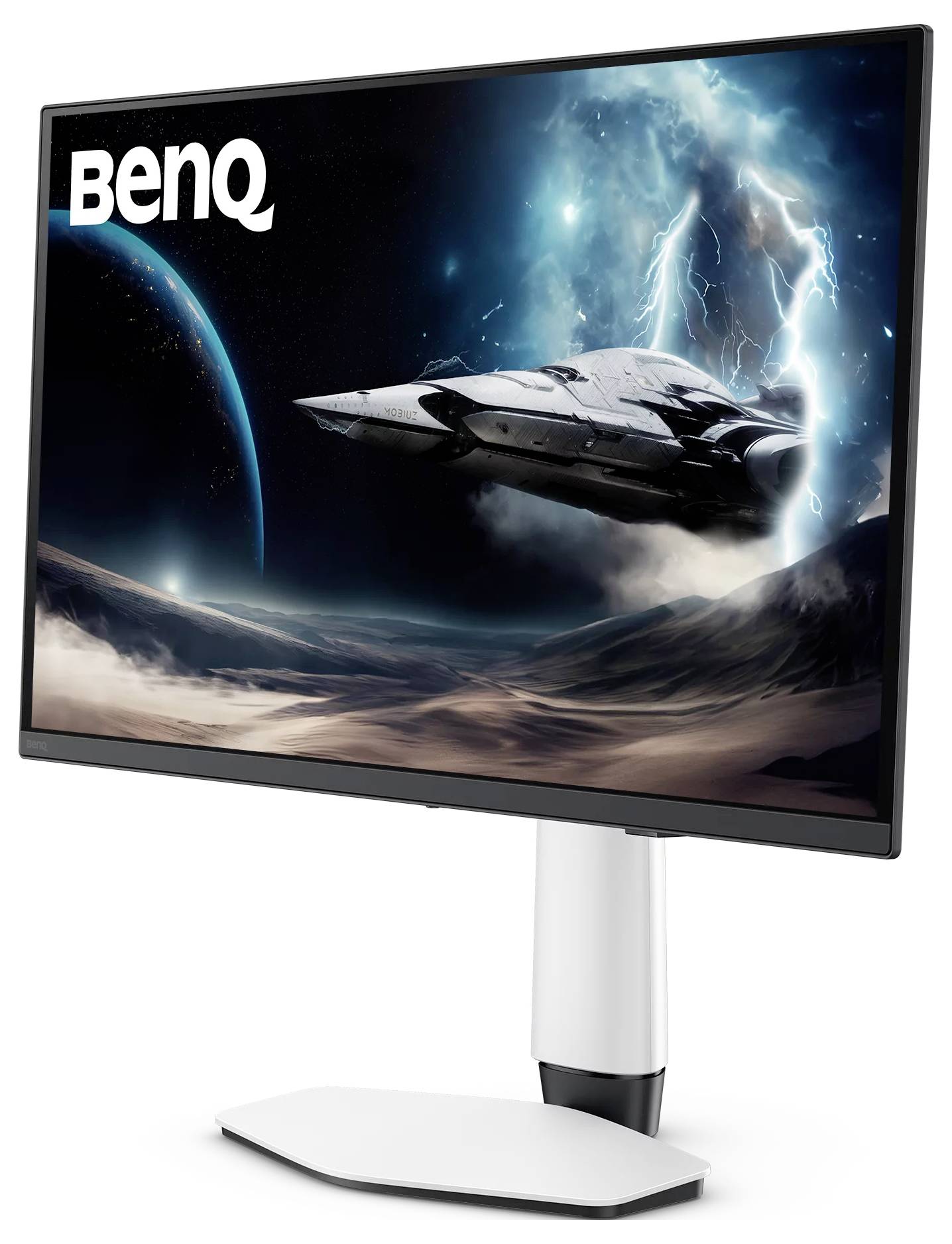 BenQ-Monitor mit einem Science-Fiction-Raumschiff, das durch Blitze im Weltall fliegt, auf einem weißen Ständer angezeigt.