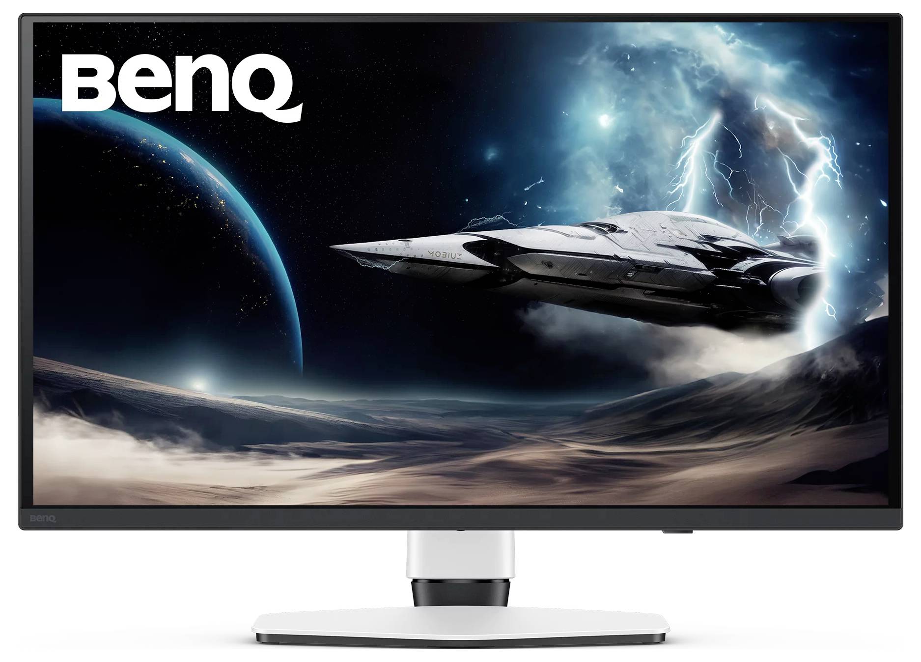 BenQ-Monitor zeigt eine Science-Fiction-Raumschiff-Szene mit einem Planeten, stürmischem Blitzhimmel und dem BenQ-Logo oben links.