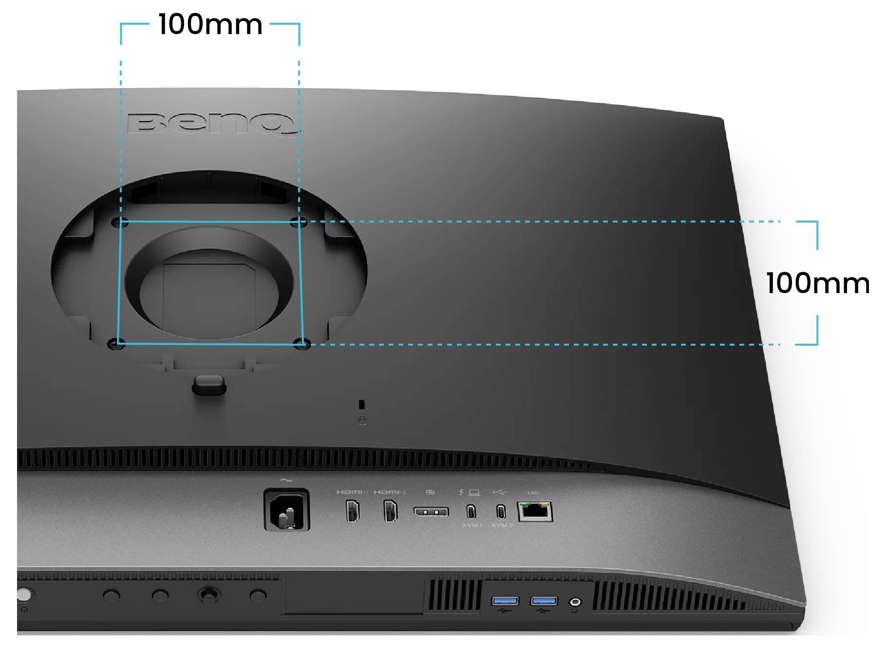 Rückansicht eines BenQ-Projektors mit kreisförmigem Objektivgehäuse und Anschlüssen, mit blauen gestrichelten Messleitfäden, die eine Breite und Höhe von 100 mm anzeigen.