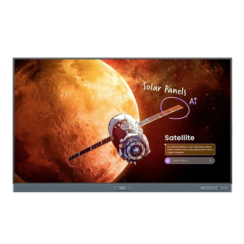 Fernsehbildschirm zeigt einen Satelliten vor einem Planeten mit Beschriftungen „Solarpanele" und „Satellit" sowie ein kleines KI-Eingabefeld.