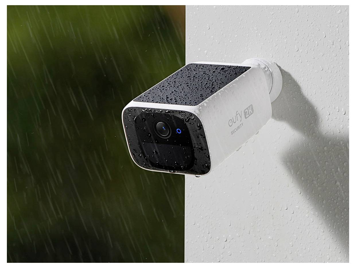 Outdoor-Sicherheitskamera von Eufy, die an einer Wand montiert ist und bei Regen gezeigt wird, um die Widerstandsfähigkeit gegen Witterungseinflüsse zu betonen.
