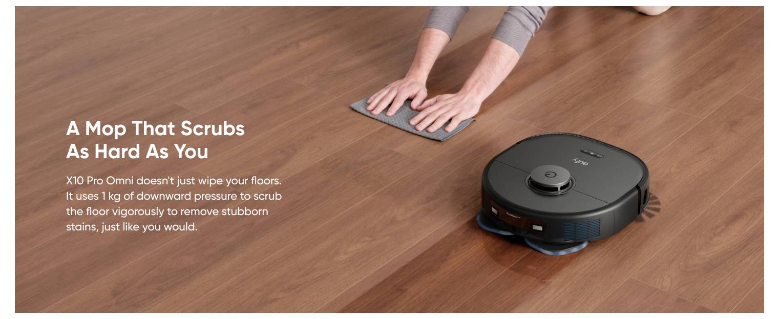 Roboter-Staubsauger wischt einen Holzboden, mit Text der sagt "Ein Mopp, der so hart schrubbt wie du" und "X10 Pro Omni" für hartnäckige Fleckenentfernung.