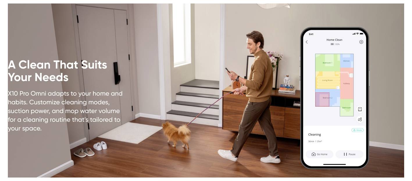Ein Mann saugt ein modernes Zimmer, während ein kleiner Hund in der Nähe ist, daneben ein Telefon-App, das einen Reinigungsplan anzeigt, und der Text „Eine Reinigung, die Ihren Anforderungen entspricht".