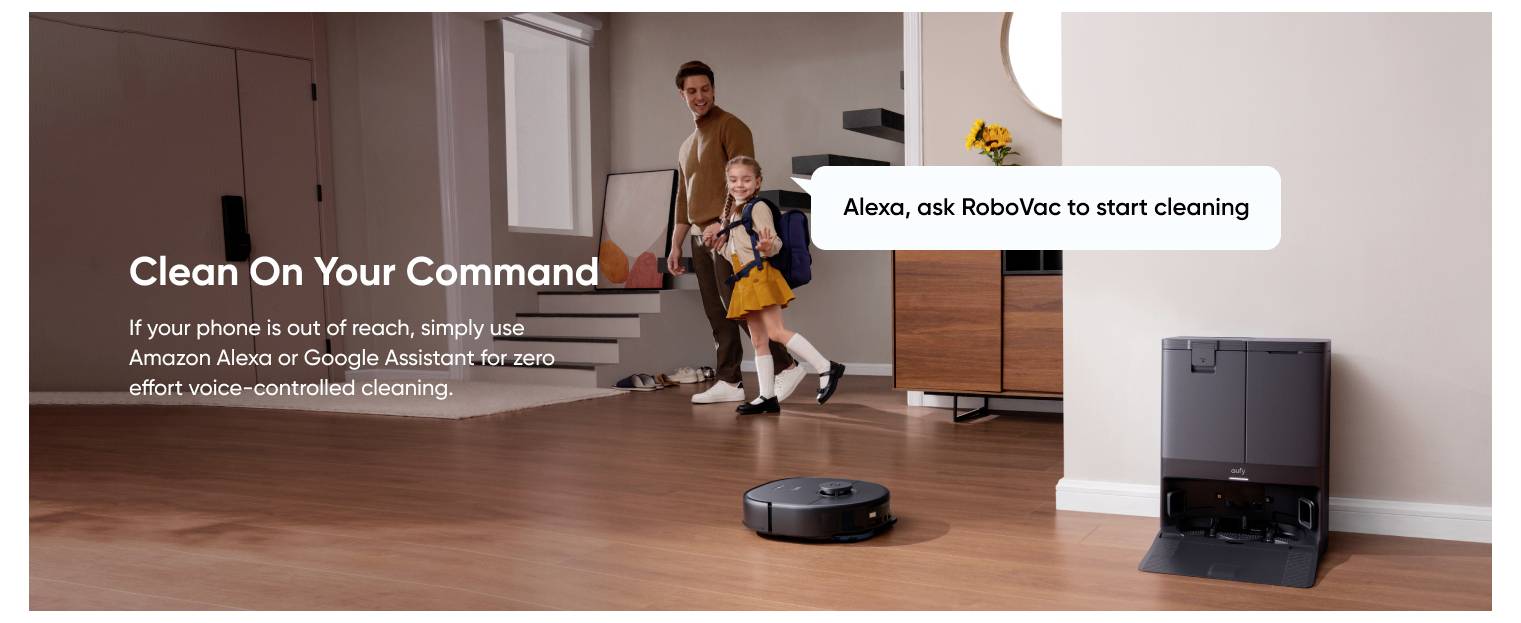 Ein Roboterstaubsauger reinigt auf Befehl ein Wohnzimmer neben seiner Ladestation, mit dem Text: „Reinigung auf Abruf" und „Alexa, fordere RoboVac auf, mit der Reinigung zu beginnen".