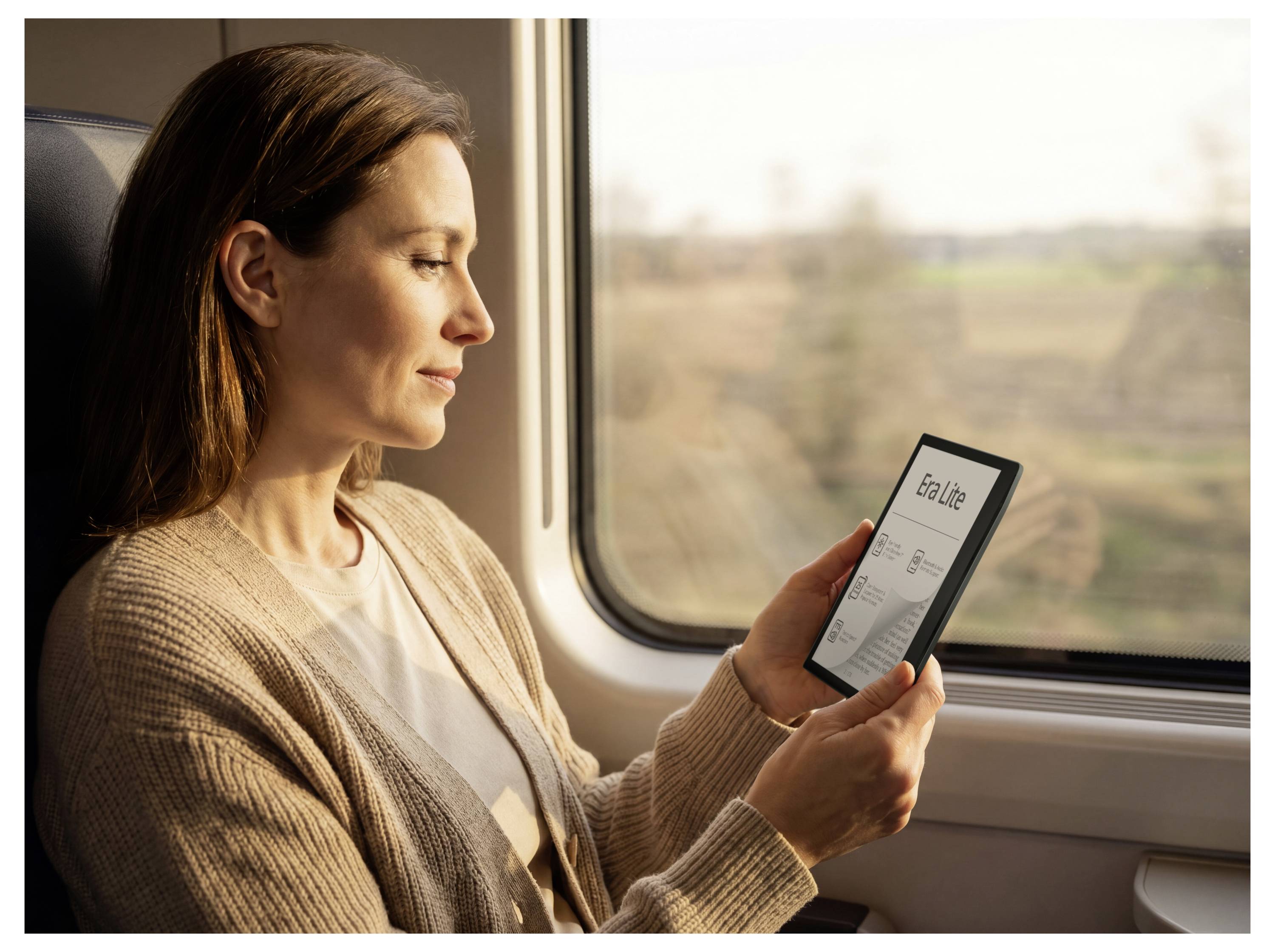 Frau in einem Zug, die auf ein Smartphone mit einem "To-do-Liste"-Bildschirm schaut, sitzt neben einem Fenster im warmen Tageslicht.