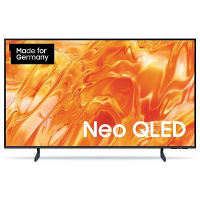 Samsung Neo QLED Fernseher mit orangem abstraktem Bildschirm und dem Abzeichen „Made for Germany" oben links.