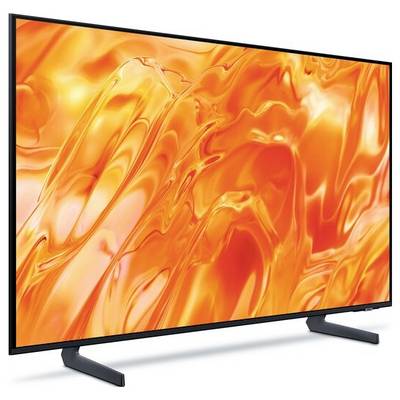 Ein Flachbildfernseher, der auf einem weißen Hintergrund mit sichtbarem Ständer ein abstraktes orange und gelbes Wirbelimage anzeigt.
