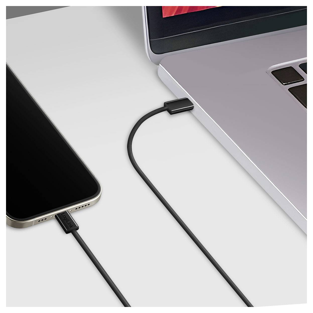 Ein Smartphone und ein Laptop, die durch ein USB-C-Kabel verbunden sind und Geräteladung oder Datenübertragung zeigen.