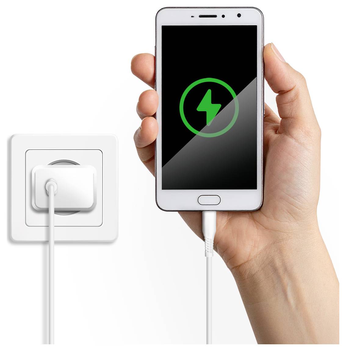Hand hält ein Smartphone, das an einem Ladegerät angeschlossen ist, mit einem grünen Batterie-/Ladesymbol auf dem Bildschirm neben einer Wandsteckdose.