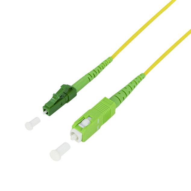 Zwei grüne Glasfaserstecker mit gelben Kabeln, dargestellt mit entfernten Schutzstaubkappen auf weißem Hintergrund.