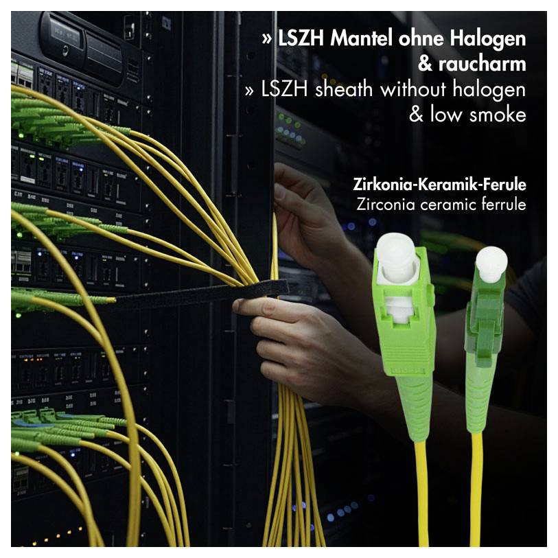 Glasfaser-Netzwerkschrank mit gelben Kabeln und grünen Steckverbindern, das LSZH-halogenfrei, raucharm Kabel mit Zirkoniumoxid-Keramikferrule bewirbt.