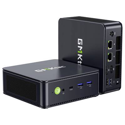 Zwei kompakte schwarze GMKtec Mini-PCs, einer aufrecht mit Rückseiten-Anschlüssen und einer horizontal mit vorderer Stromtaste und USB-Anschlüssen.