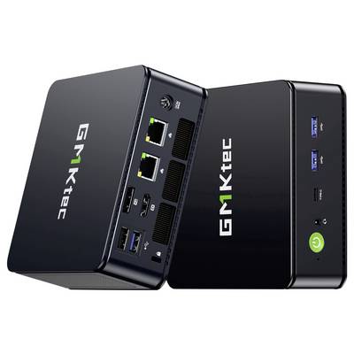 Zwei schwarze GMKtec Mini-PCs in verschiedenen Winkeln, die Vorder- und Rückseitenanschlüsse hervorheben, einschließlich USB, Ethernet, Audiobuchse und Ein-/Ausschalter.